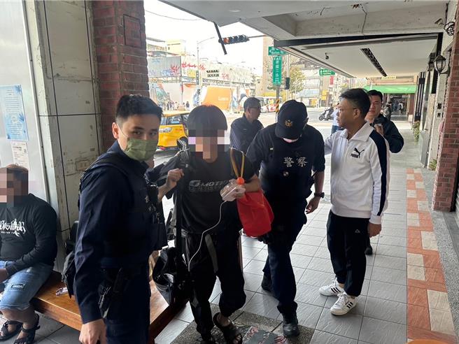 警方获报后3小时逮到纵火男子，供称是要烧蚂蚁，警方在其身上搜出毒品，依公共危险罪及毒品危害防制条例移送侦办。（警方提供／任义宇高雄传真）