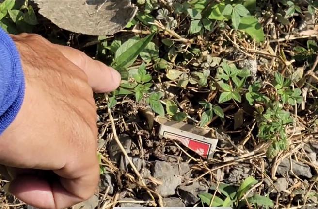 屏東縣民公園全面禁菸，但2日卻疑似有國中棒球隊學生躲在公園暗處偷抽菸還點火取暖，屏東消防局火調科3日到現場進行火調。（民眾提供／謝佳潾屏東傳真）