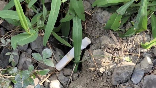 屏東縣民公園全面禁菸，但2日卻疑似有國中棒球隊學生躲在公園暗處偷抽菸還點火取暖，屏東消防局火調科3日到現場進行火調。（民眾提供／謝佳潾屏東傳真）