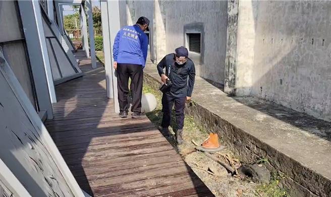 屏東縣民公園全面禁菸，但2日卻疑似有國中棒球隊學生躲在公園暗處偷抽菸還點火取暖，屏東消防局火調科3日到現場進行火調。（民眾提供／謝佳潾屏東傳真）