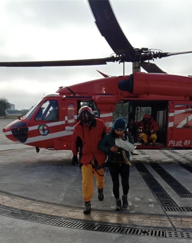 女山友昨天在干卓萬13、14連峰不慎滑落邊坡，左手疑似骨折，今早空勤直升機吊掛下山就醫。（南投縣消防局提供／張亦惠台中傳真）