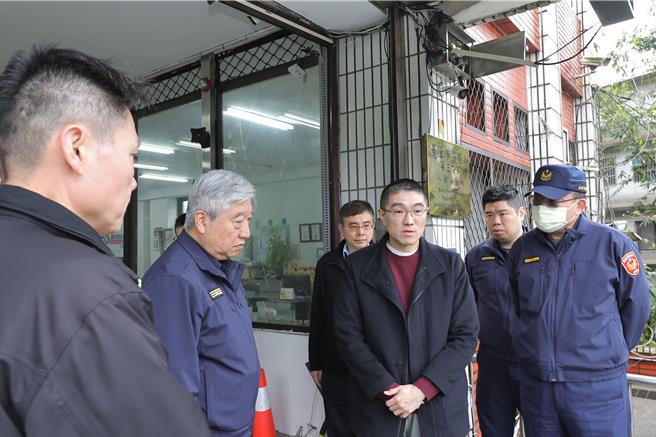 基隆市警局第三分局八堵分驻所在上月29日晚间遭人驾车衝撞，造成员警一死一伤，市长谢国梁（前排右二）3日上午低调前往分驻所慰问其他员警，并指示警方要加强厅舍安全设施。（基隆市政府提供／徐佑升基隆传真）