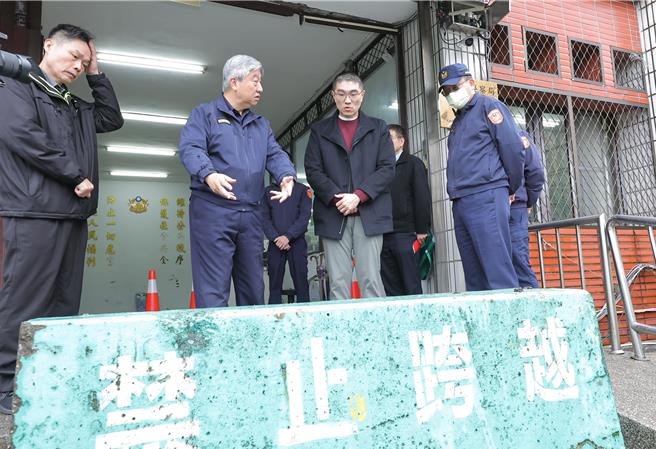 基隆市警局第三分局八堵分驻所在上月29日晚间遭人驾车衝撞，造成员警一死一伤，市长谢国梁（右二）3日上午低调前往分驻所慰问其他员警，并指示警方要加强厅舍安全设施。（基隆市政府提供／徐佑升基隆传真）