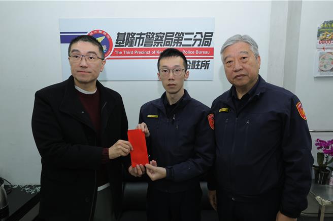 基隆市警局第三分局八堵分驻所在上月29日晚间遭人驾车衝撞，造成员警一死一伤，市长谢国梁（左）3日上午低调前往分驻所慰问其他员警，并指示警方要加强厅舍安全设施。（基隆市政府提供／徐佑升基隆传真）