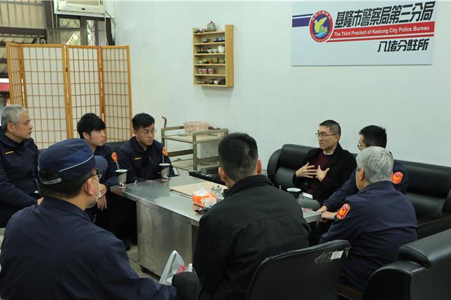 基隆市警局第三分局八堵分驻所在上月29日晚间遭人驾车衝撞，造成员警一死一伤，市长谢国梁（右排左一）3日上午低调前往分驻所慰问其他员警，并指示警方要加强厅舍安全设施。（基隆市政府提供／徐佑升基隆传真）