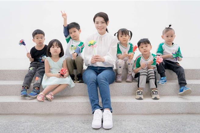 新竹市长高虹安实现「生育津贴双倍补助」市政愿景，只要是2024年1月1日以后出生的新生儿，其父母之一方连续设籍竹市满1年，即可请领生育津贴，每胎补助3万元，父母直呼超有感。（新竹市政府提供／陈育贤新竹传真）