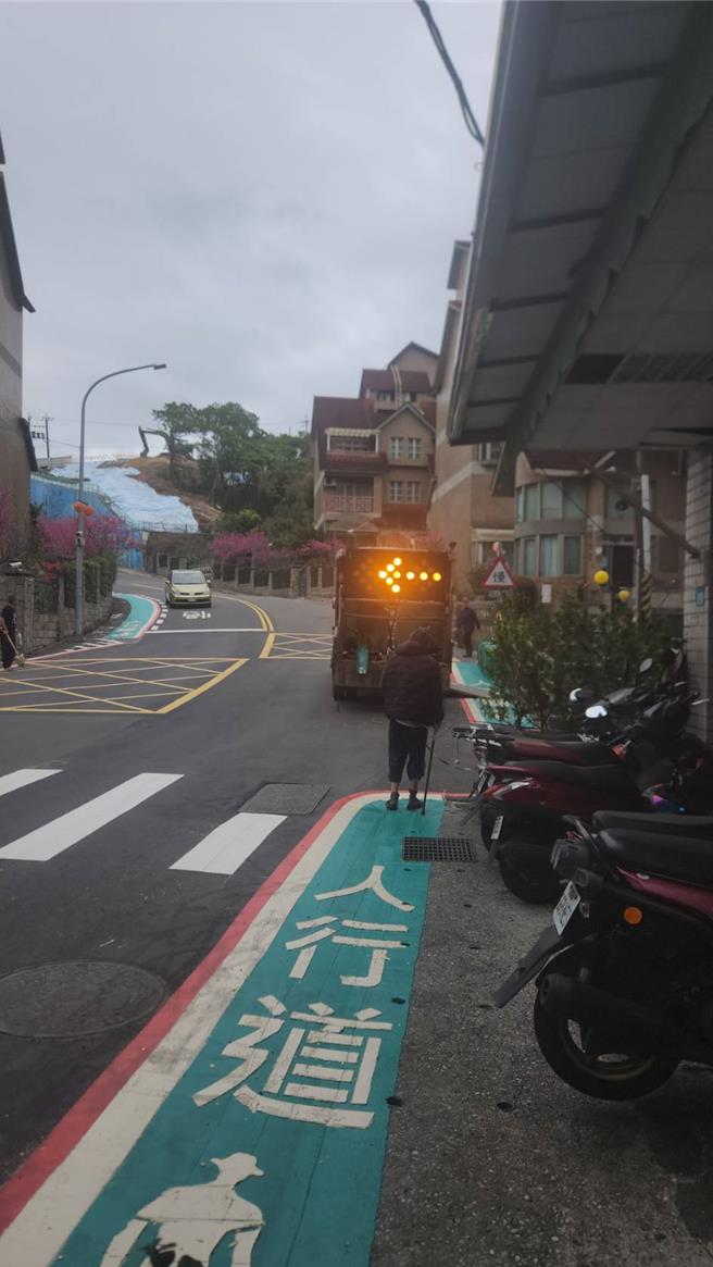 施工改善后的标线。（新北市议员郑宇恩办公室提供／张铠乙新北传真）