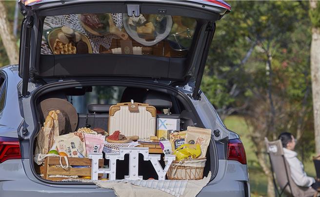 新东阳限量「旅行箱造型特产组」网罗方便带着走的美食。（新东阳提供／朱世凯台北传真）