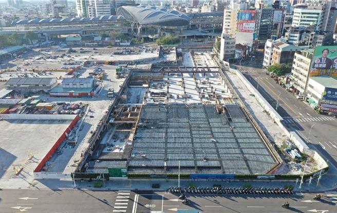 中市各重要商圈及机关附近车位常一位难求！台中市交通局长叶昭甫3日表示，中市小客车登记数高居全国之首，5年来已投入100亿元兴建33处停车场。图为兴建中的大台中转运中心，完工后将提供超过5百席汽车及近1300席机车停车空间。（台中市交通局提供／陈淑芬台中传真）