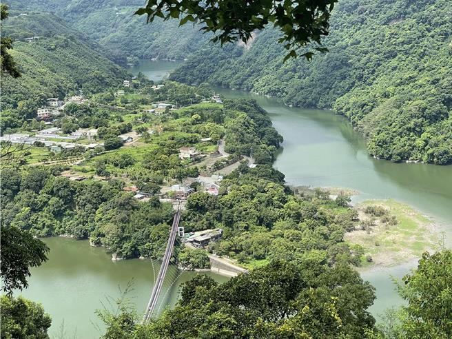 國土計畫法》預計2025年全面實施後，非都市土地使用分區無法變更，桃園市復興區長蘇佐璽日前在泰雅鄉（區）首長會議中提案，認為該法對於原鄉土地與各產業衝擊太大，期盼聯合向政府反映進行適當調整。（呂筱蟬攝）