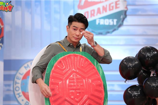 郭彦均被新住民的影片感动，泪洒摄影棚。（八大提供）