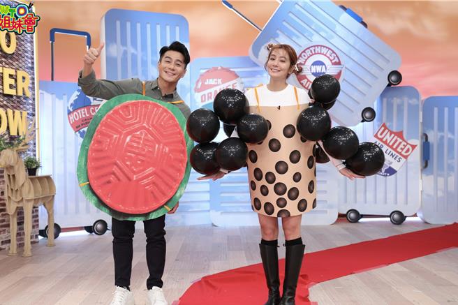 郭彦均（左）扮成红龟粿，莎莎（右）则装扮成珍珠奶茶。（八大提供）