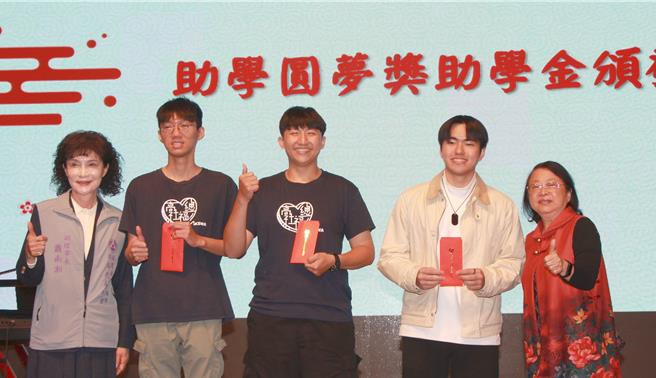 高雄市社会局长谢璃璃（右）3日感谢高雄市社福慈善总会等单位对弱势学子的帮助。（高雄市社会局提供／林瑞益高雄传真）