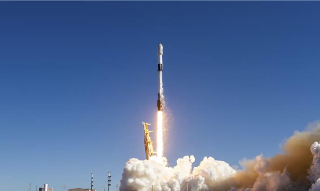 去年12月韩国侦查卫星1号由Space X的猎鹰9号火箭升空（Space X提供）