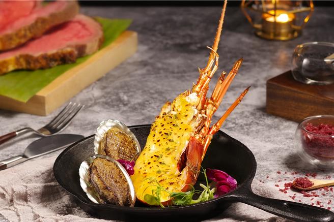 台北花园大酒店「PRIME ONE」牛排馆欢庆10周年，两人成行点套餐，业者霸气加码赠价值1480元的综合海鲜拼盘1份，内含半只波士顿龙虾与鲍鱼。(天成饭店集团提供)