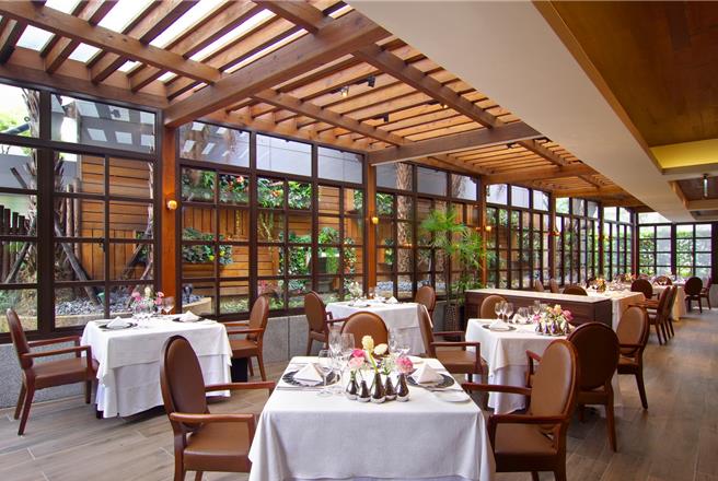 台北花园大酒店「PRIME ONE」牛排馆荣获《米其林指南入选餐厅》，也曾荣获「美牛界」的米其林评鑑「美旗林金餐奖」之最佳餐厅。(天成饭店集团提供)