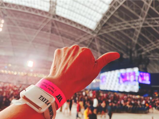 文章戴着VVIP的红色手环进场欣赏泰勒丝演唱会。（翰森娱乐提供）