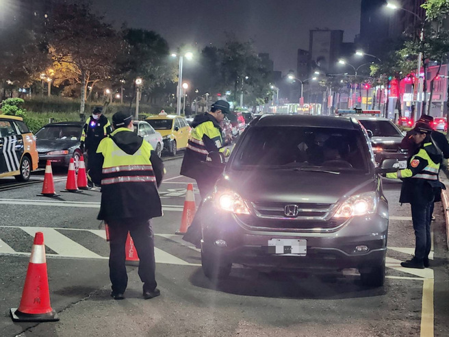 桃園市八德警分局曾姓副所長2020年追緝酒駕車輛時，因嫌犯拒檢、衝撞警車，因此連開5槍，卻意外導致後座女乘客傷重不治。（圖僅示意 / 中時資料照）