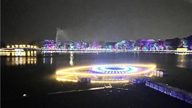 首次办理的新营波光节，初试啼声就获得热烈迴响，37天展期逾28万观展人次。（张毓翎摄）