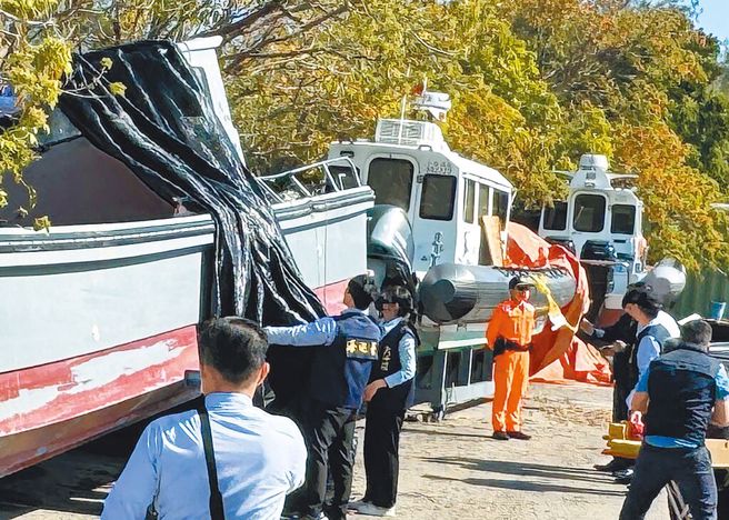金门大陆渔船翻覆事件持续延烧，图为海巡署检视打捞上岸的事发渔船。（中时资料照，于家麒摄）