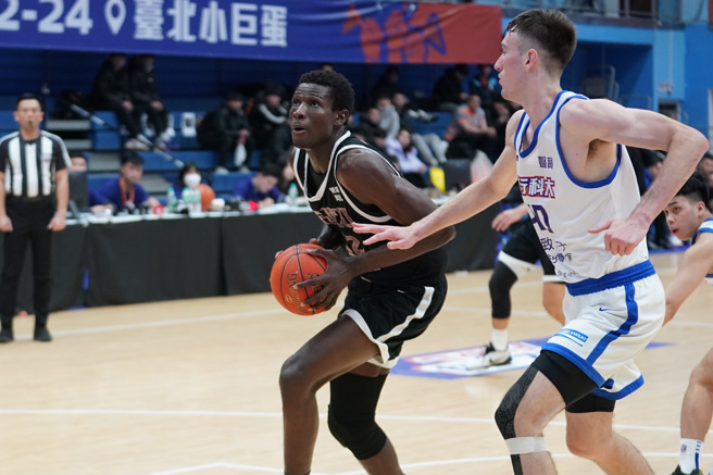 輔大威爾森（左）20分、18籃板。（大專體總提供）