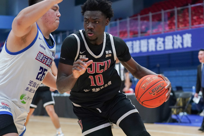 輔大凱德爾（右）18分、17籃板。（大專體總提供）