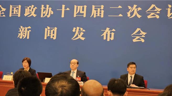 大陸全國政協大會新聞發言人劉結一（中）。（藍孝威攝）