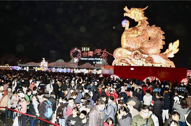 2024台湾灯会高铁灯区2月24日元宵节启灯后，吸引大批民眾前来赏灯。（市府提供／洪荣志台南传真）