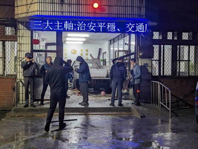 简姓男子驾驶窃来的货车撞进八堵分驻所，导致当时正在值班台的员警1死1伤。（中时资料照）