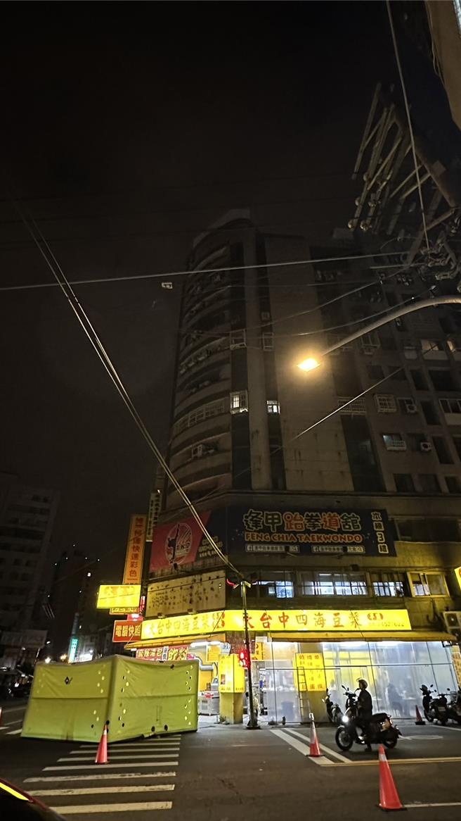 低温特报寒流来袭，台中市林男与女友吵架后3日深夜，爬到住处顶楼企图轻生，警方获报到场，通知119到场铺设气垫，并轮番劝说，双方僵持到凌晨5时许，警消趁机将他拉下强制送医，林男在过程中除有轻微擦伤，并出现失温状况。（民眾提供／陈淑芬台中传真）