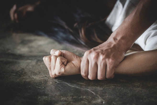 国外一对网红夫妻在印度搭帐篷过夜时，遭到一群男子攻击，女网红遭到7人轮流性侵，她的丈夫被打到嘴巴受伤。（示意图／shutterstock、达志）