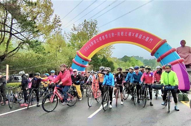 探索北橫249人單車完騎42.5公里，獲櫻花勇士認證。(桃園市風管處提供／呂筱蟬桃園傳真)