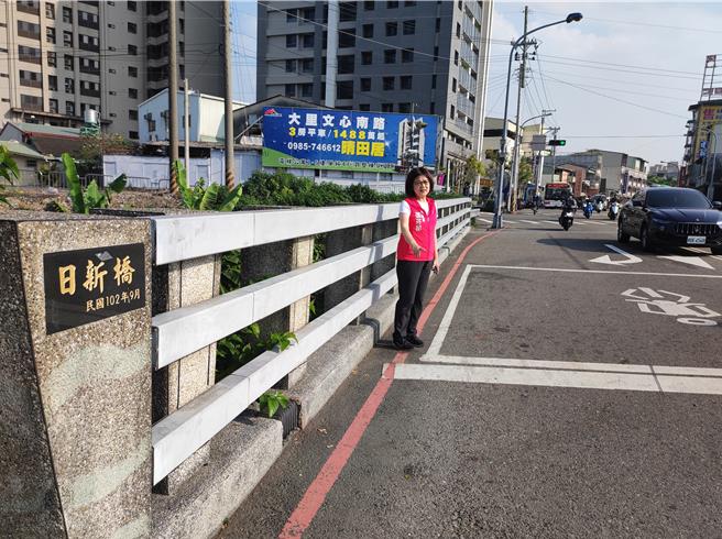 台中市议员张芬郁3日大里日新桥为例，该桥因没有规画行人空间遭批「不给人走的桥」，与其相似的危险路段不胜枚举，呼吁市府全面加速交通安全改善措施。（台中市议员张芬郁提供／潘虹恩台中传真）