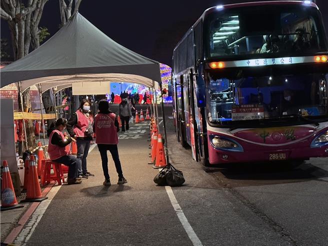 台南市政府建議賞燈民眾選擇搭乘高鐵、台鐵、H31市府快線或62平實快線接駁車，省去尋找車位的困擾。（市府提供／洪榮志台南傳真）