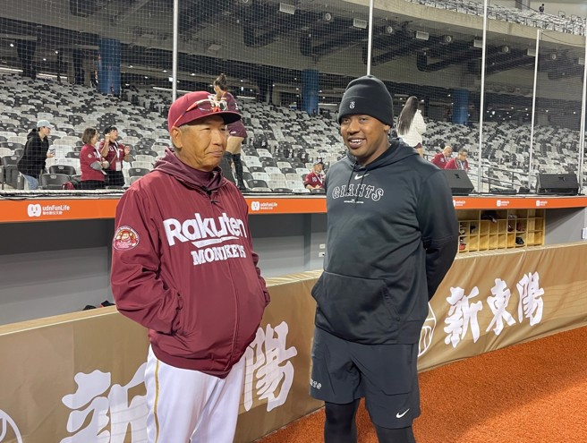2023年转战读卖巨人的欧可耶瑠伟（右）与昔日乐天金鹫教练、现乐天桃猿总教练古久保健二在台北大巨蛋相见欢。（毛琬婷摄）