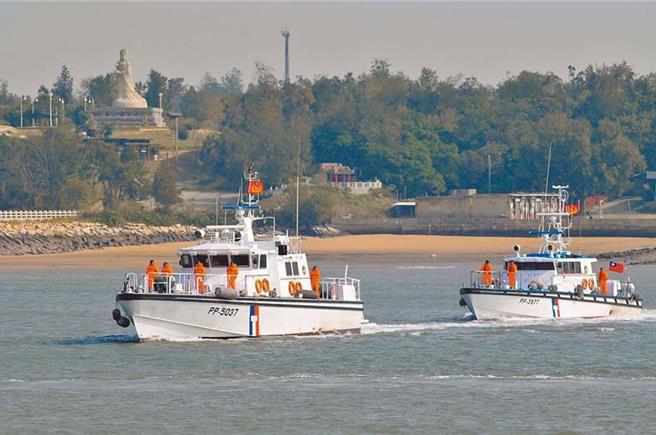 大陸漁船在金門海域翻覆釀2死，事件持續延燒。（圖為金門海巡隊出海取締越界陸船、中時資料照）