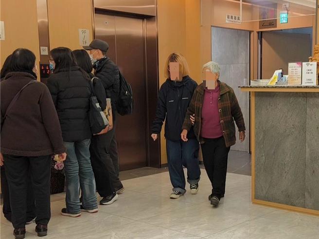 殉职警员苏昱鸿的祖母由家人搀扶现身灵堂。（王扬杰翻摄）