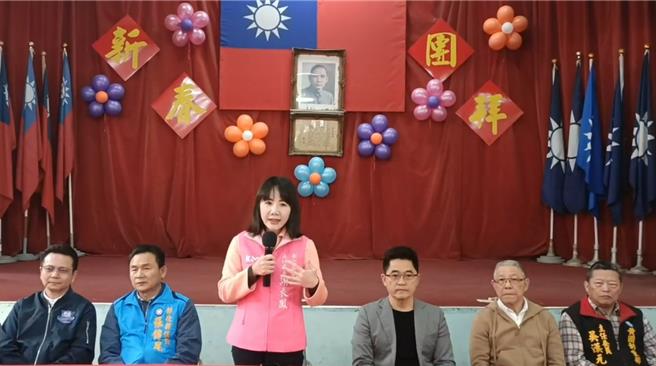 国民党彰化县党部3日于溪湖镇党部举行新春团拜，有意参选彰化县长的党部主委、立委谢衣鳯（左3）表示，彰化县长人选仍是「战国局面」。（国民党彰化县党部提供／张妍溱彰化传真）