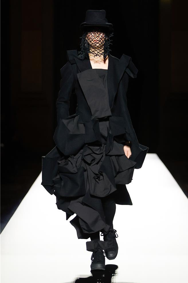 宛如立体派的画风，山本耀司2024秋冬之作充满创意。（山本耀司提供／黄唯淯台北传真）