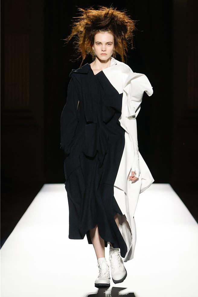 黑白配色宛如调色盘中的色彩使用方式，渐进式的为服装上色。（山本耀司提供／黄唯淯台北传真）