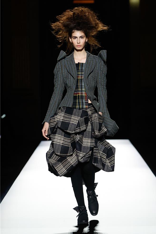 高耸的垫肩设计强调了如盔甲般的肃穆。（山本耀司提供／黄唯淯台北传真）