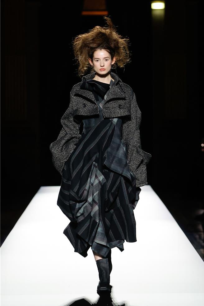 线条的流畅设计风格，呈现了山本耀司自在写意的设计哲学。（山本耀司提供／黄唯淯台北传真）