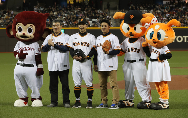 呂明賜（左起）、讀賣巨人總教練阿部慎之助、姜建銘。（劉宗龍攝）