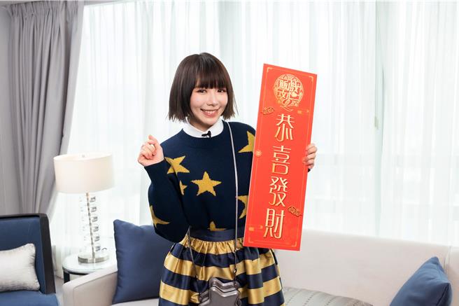 林明祯3日从香港视讯接受台湾媒体访问，宣传新片《饭戏攻心2》。（华映提供）