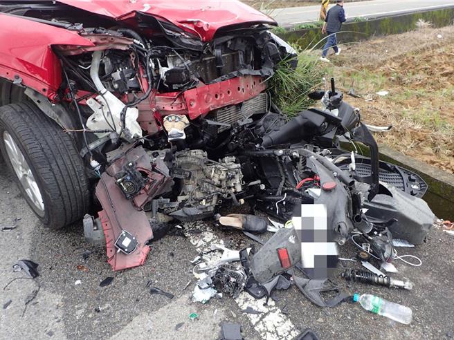 桃園市觀音區日前發車少年無照騎機車雙載與汽車對撞，造成1死1傷。(大園警分局提供／呂筱蟬桃園傳真)