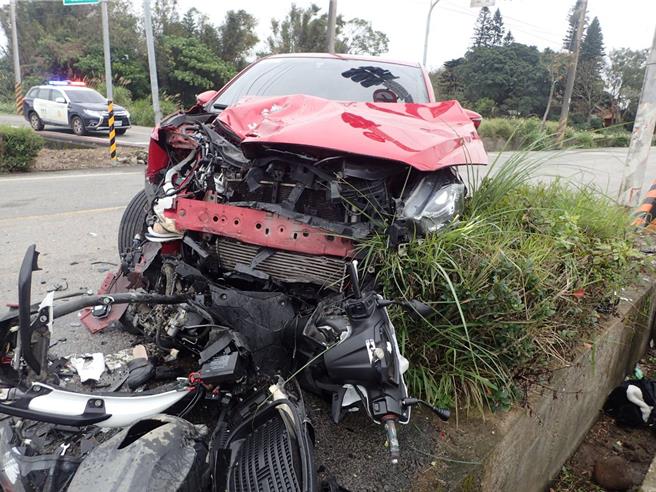 桃園市觀音區日前發車少年無照騎機車雙載與汽車對撞，造成1死1傷。(大園警分局提供／呂筱蟬桃園傳真)