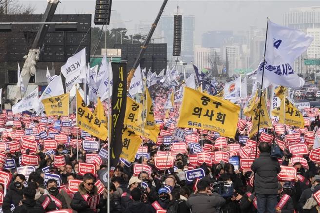 大韩医师协会举办的全国医生总动员大会3日在首尔永登浦区的汝矣大路举行，大批参 加人员走上街头高喊口号。（美联社））