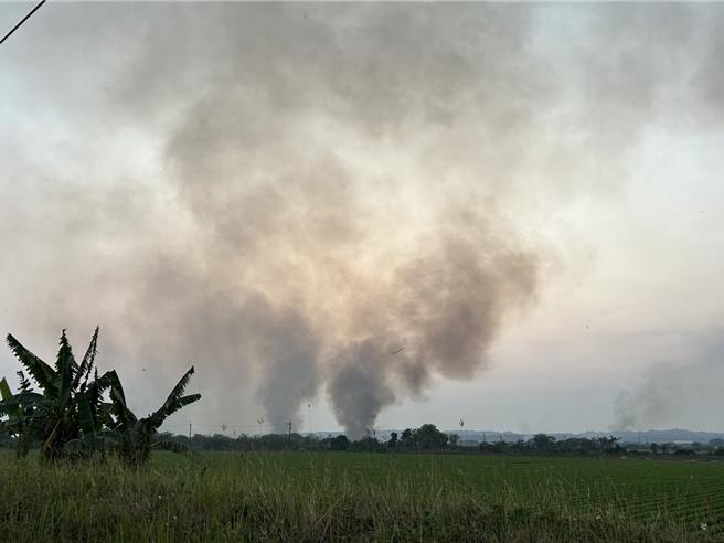 屏東市河濱公園附近3日下午發生雜草火警，濃煙密布直竄天際，由於鄰近屏東空軍機場，不少民眾擔憂影響航道安全，趕緊打110通報。（謝佳潾攝）