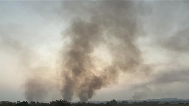 屏東市河濱公園附近3日下午發生雜草火警，濃煙密布直竄天際，由於鄰近屏東空軍機場，不少民眾擔憂影響航道安全，趕緊打110通報。（謝佳潾攝）