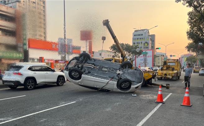 高雄楠梓区3月3日下午4时44分许在楠梓区兴楠路上发生一起两辆汽车的交通事故，一辆汽车被撞导致翻车。（翻摄照片／林瑞益高雄传真）
